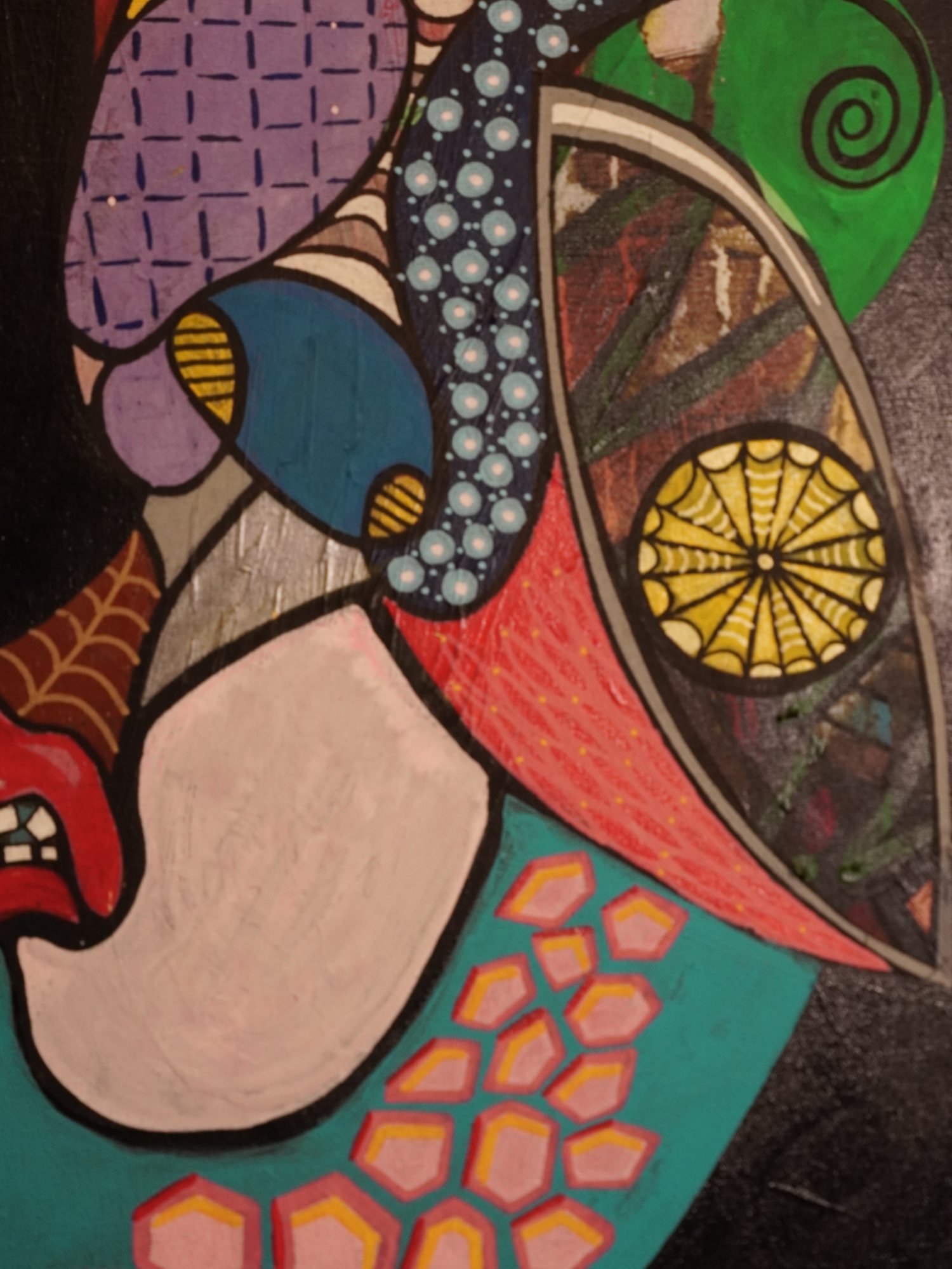Detalhe de pintura do acervo do escritório, com formas orgânicas, padrões geométricos e cores vibrantes